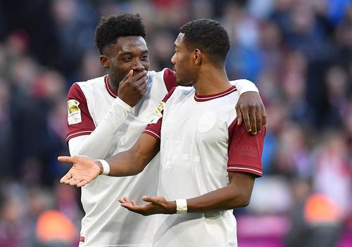 David Alaba, dreapta, vorbind cu Alphonso Davies, coechipier la Bayern, foto: Guliver/gettyimages