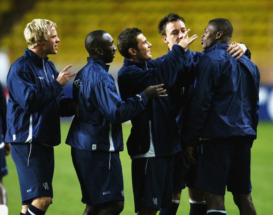 Glumă de antrenament la Chelsea, cu bobârnace peste urechi: Gudjohnsen, Hasselbaink, Mutu, Terry și campionul mondial Desailly. Sursă: GettyImages EXCLUSIV VIDEO Adrian Mutu și secretul minții sale: „Fotbalistul e folosit de toată lumea. Nu am fost pregătit să gestionez presiunea. Și dacă nu o controlezi, s-a terminat”