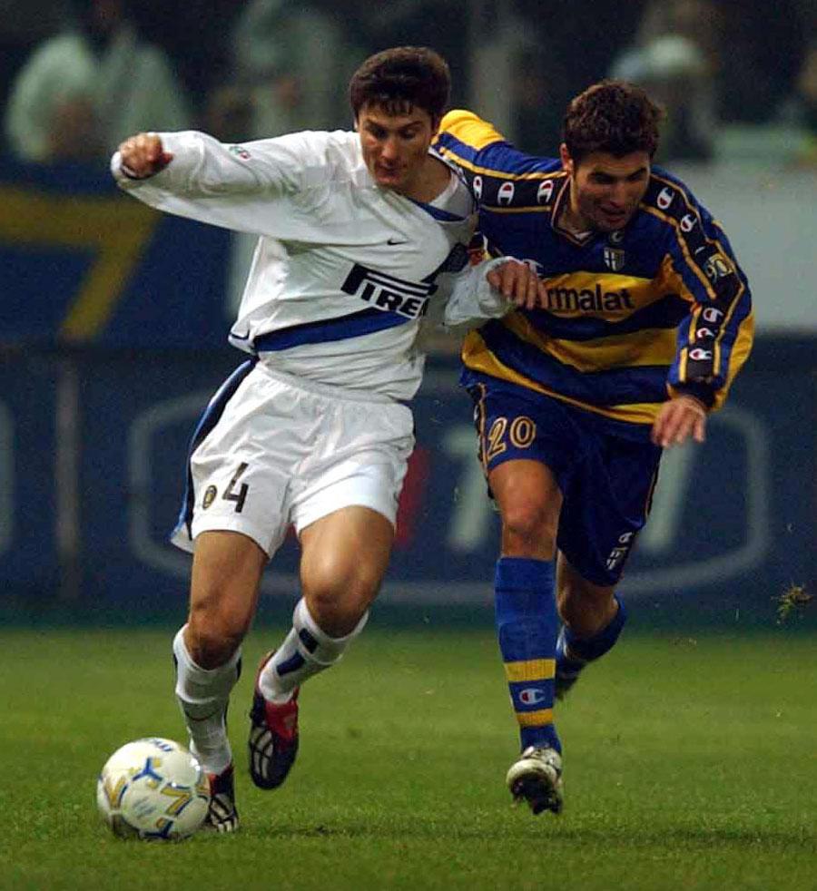 Mutu în duel cu Zanetti, omul care l-a ajutat să se integreze la Inter. Fază dintr-un Parma - Inter. Sursă: GettyImages EXCLUSIV VIDEO Adrian Mutu și secretul minții sale: „Fotbalistul e folosit de toată lumea. Nu am fost pregătit să gestionez presiunea. Și dacă nu o controlezi, s-a terminat”