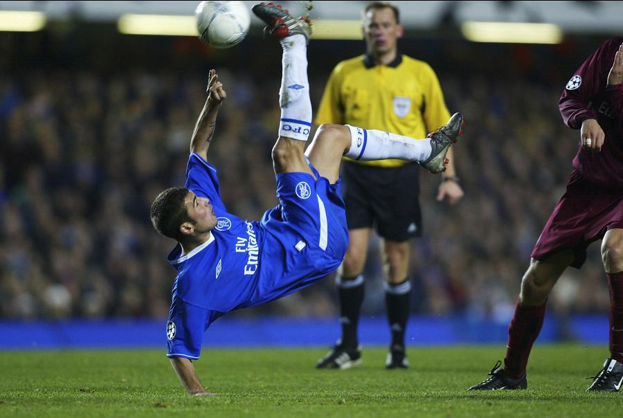 Mutu în forma vieții lui, la Chelsea. Cariera lui avea să se prăbușească, apoi a venit renașterea. Sursă: GettyImages EXCLUSIV VIDEO Adrian Mutu și secretul minții sale: „Fotbalistul e folosit de toată lumea. Nu am fost pregătit să gestionez presiunea. Și dacă nu o controlezi, s-a terminat”