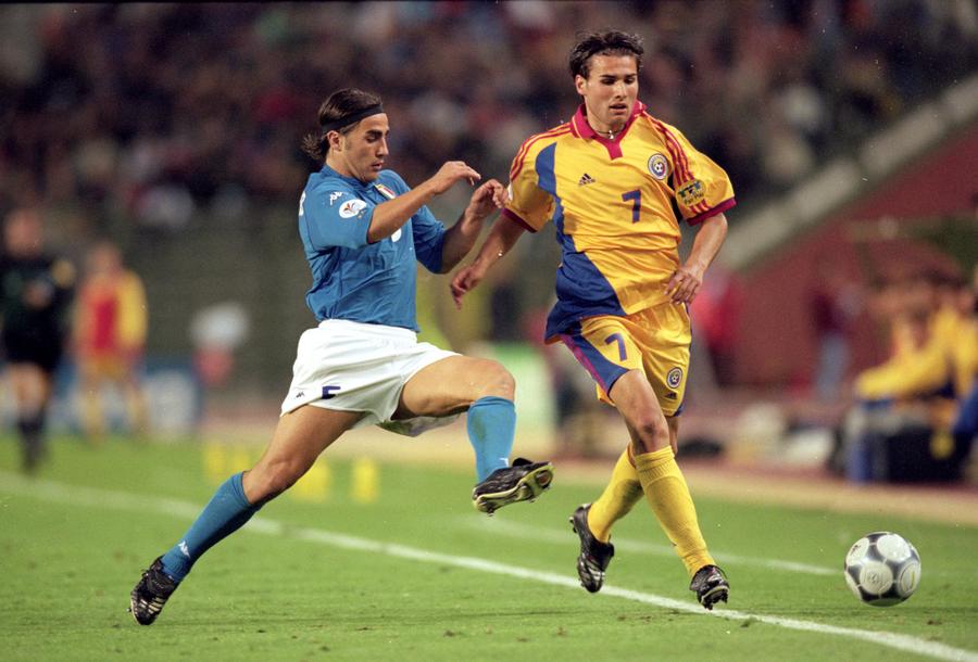 Euro 2000: Mutu în duel cu Cannavaro. Sursă: GettyImages EXCLUSIV VIDEO Adrian Mutu și secretul minții sale: „Fotbalistul e folosit de toată lumea. Nu am fost pregătit să gestionez presiunea. Și dacă nu o controlezi, s-a terminat”