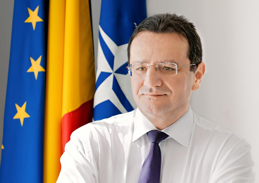 George Maior Management în vreme de pandemie la FRF: Răzvan Burleanu taie de la angajaţi şi dă prietenului Vasile Dâncu!