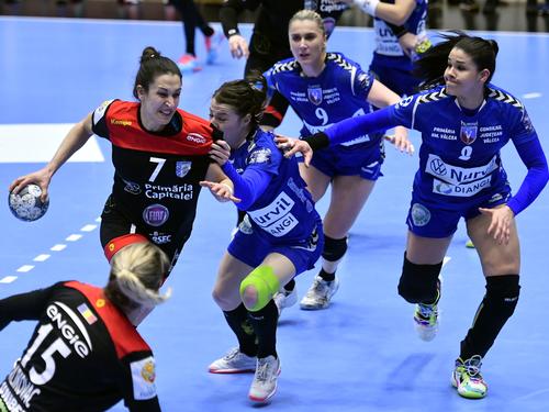 CSM București și SCM Rm. Vâlcea ar avea de jucat 12, respectiv 11 partide, în 24 de zile