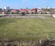 Fostul stadion arată jalnic, pe fundal se zărește noua arenă, cunoscută ca OZN-ul din Bănie