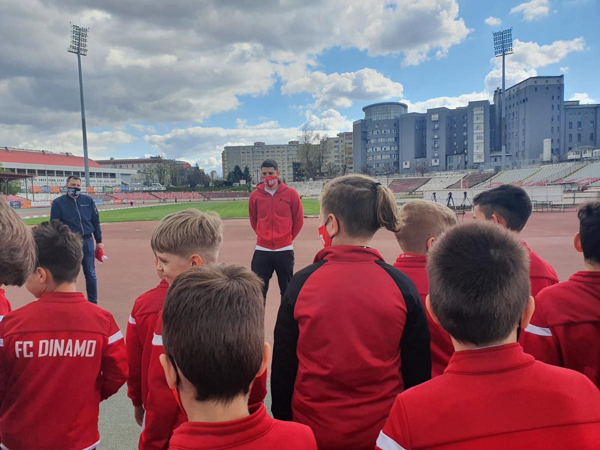 Mihai Eșanu a participat la o acțiune cu juniorii lui Dinamo și a vorbit despre pericolul retrogradării: „La meciuri nu facem ce ne propunem la antrenamente”