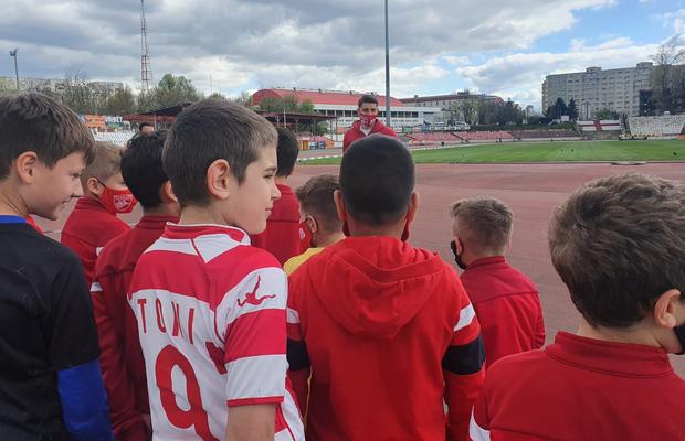 Mihai Eșanu a participat la o acțiune cu juniorii lui Dinamo și a vorbit despre pericolul retrogradării: „La meciuri nu facem ce ne propunem la antrenamente”