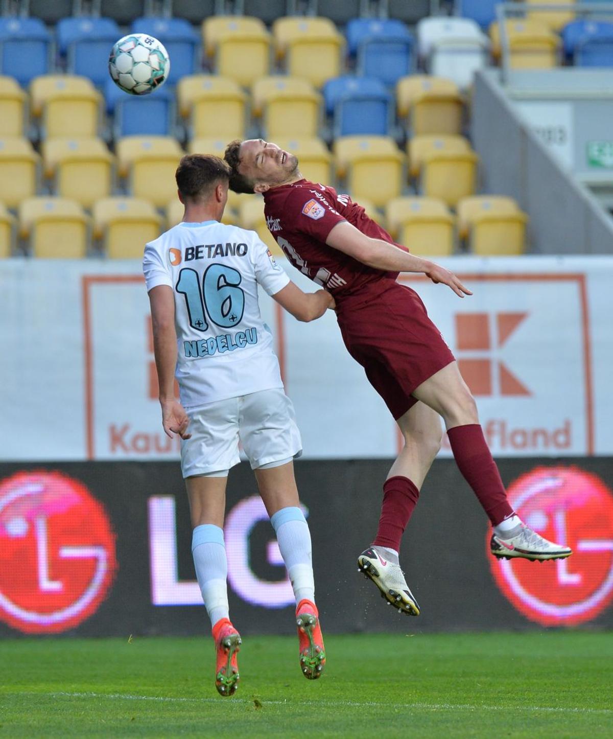 Ciprian Deac a cerut penalty în Supercupa CFR Cluj - FCSB! Radunovic „l-a luat pe sus” în careu
