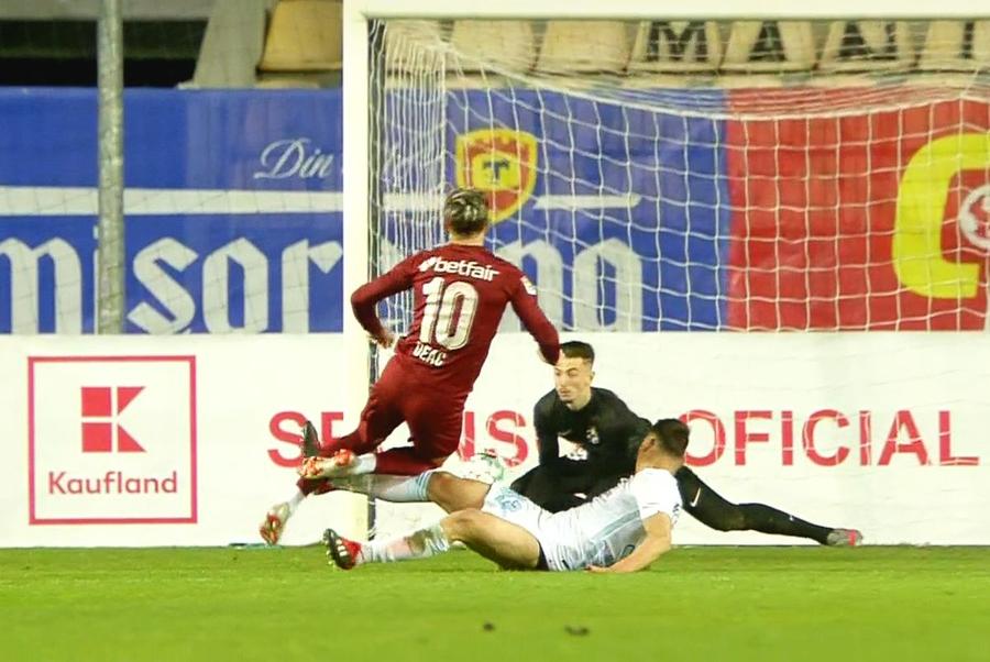 FOTO: Captură @Look Sport+ Ciprian Deac a cerut penalty în Supercupa CFR Cluj - FCSB! Radunovic „l-a luat pe sus” în careu