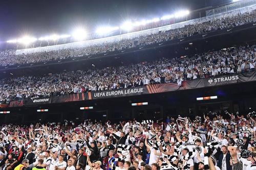 Invazia fanilor lui Eintracht a depășit toate așteptările Barcelonei// Foto-IMAGO / Revierfoto