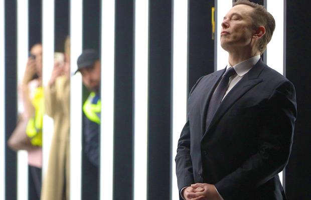 Fanii lui Manchester sunt disperați și au făcut apel la Elon Musk: „Cumpără United!”