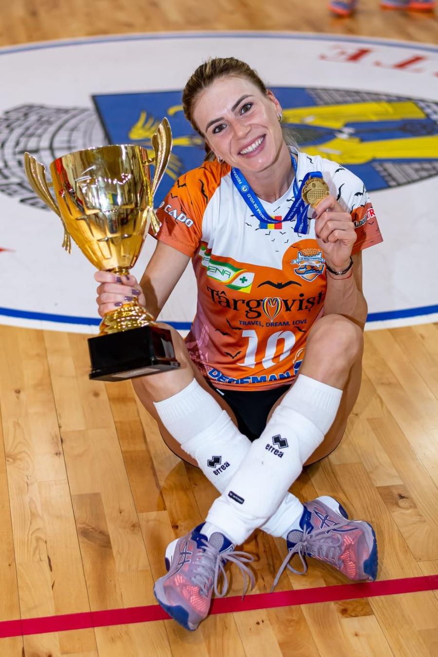 Alexandra Trică cu medalia și trofeul de campioană în tricoul celor de la Târgoviște Fata care încă iubește voleiul » Alexandra Trică a jucat alături de mama ei, a refuzat oferte din străinătate, iar acum evoluează la echipa din campionat formată 100% din românce