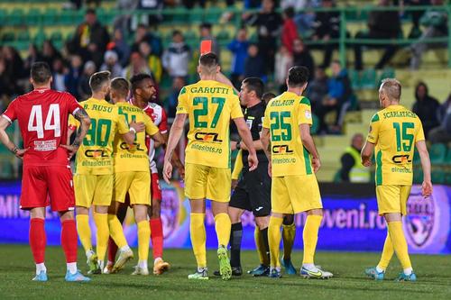 Christian Irobiso (28 de ani), atacantul lui Dinamo, a fost eliminat în minutul 79 al meciului cu CS Mioveni. Gazdele s-au impus în final cu 2-0 în etapa #5 a play-out-ului din Liga 1.