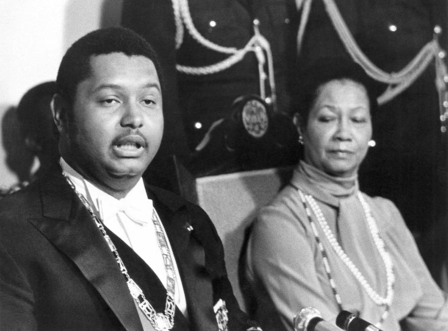 Jean-Claude Duvalier, stânga, alături de mama lui, dictatorul care controla Haiti în perioada în anii '70 // Foto: Imago Miracolul Haiti! Cum a ajuns micuța națională din Caraibe să domine fotbalul nord-american și să se califice la Campionatul Mondial din 1974