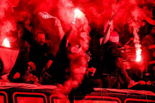 Scene șocante la derby-ul dintre Standard Liege și Charleroi, scor 3-1. Ultrașii oaspeților au aruncat cu șobolani morți către fanii rivalilor! Foto: Imago