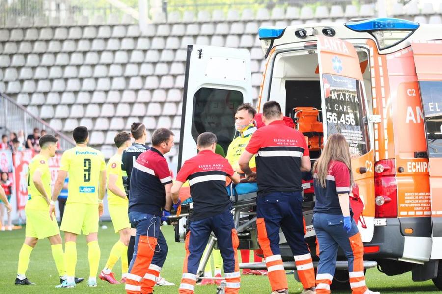 Medicii de pe Ambulanță au intervenit pentru a-i acorda primul ajutor lui Luca Mihai / FOTO: Ionuț Iordache (GSP.ro) Domnii arbitri decid cine retrogradează?!