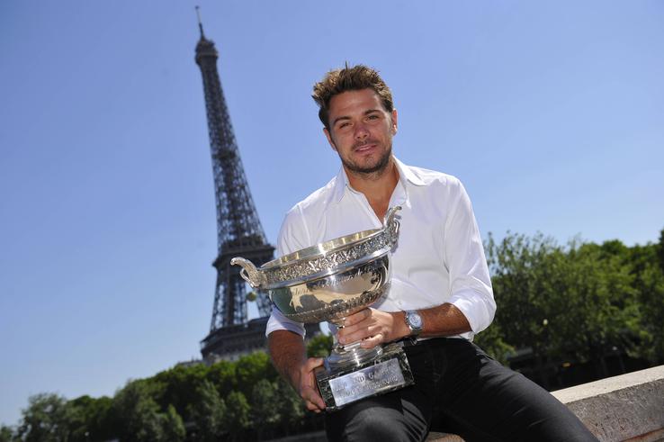 Stan Wawrinka pozând cu trofeul de la Roland Garros 2015 FOTO Imago Images