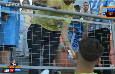 Unui fotbalist spaniol i s-au oferit bani pentru tricoul lui » Ce reacție a avut mijlocașul față de fanul insistent