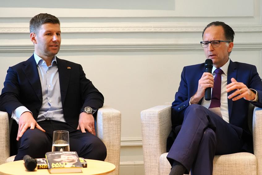 Thomas Hitzlsperger şi ambasadorul Germaniei Peer Gebauer FOTO: Ionuţ Iordache (gsp.ro)