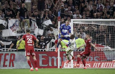 Șocant! Lovit și doborât la pământ, și-a pierdut cunoștința » Arbitrul, ca Hațegan