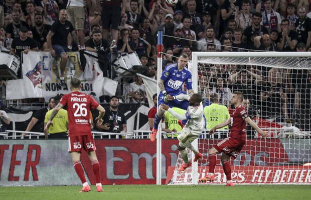 Șocant! Lovit și doborât la pământ, și-a pierdut cunoștința » Arbitrul, ca Hațegan