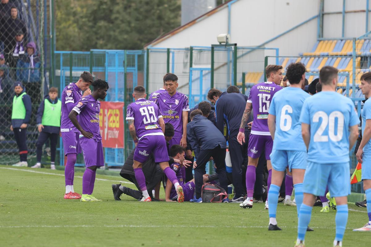 Intrare criminală în Voluntari - FC Argeș » Jucătorul accidentat, în lacrimi! A fost scos pe brațe de pe teren