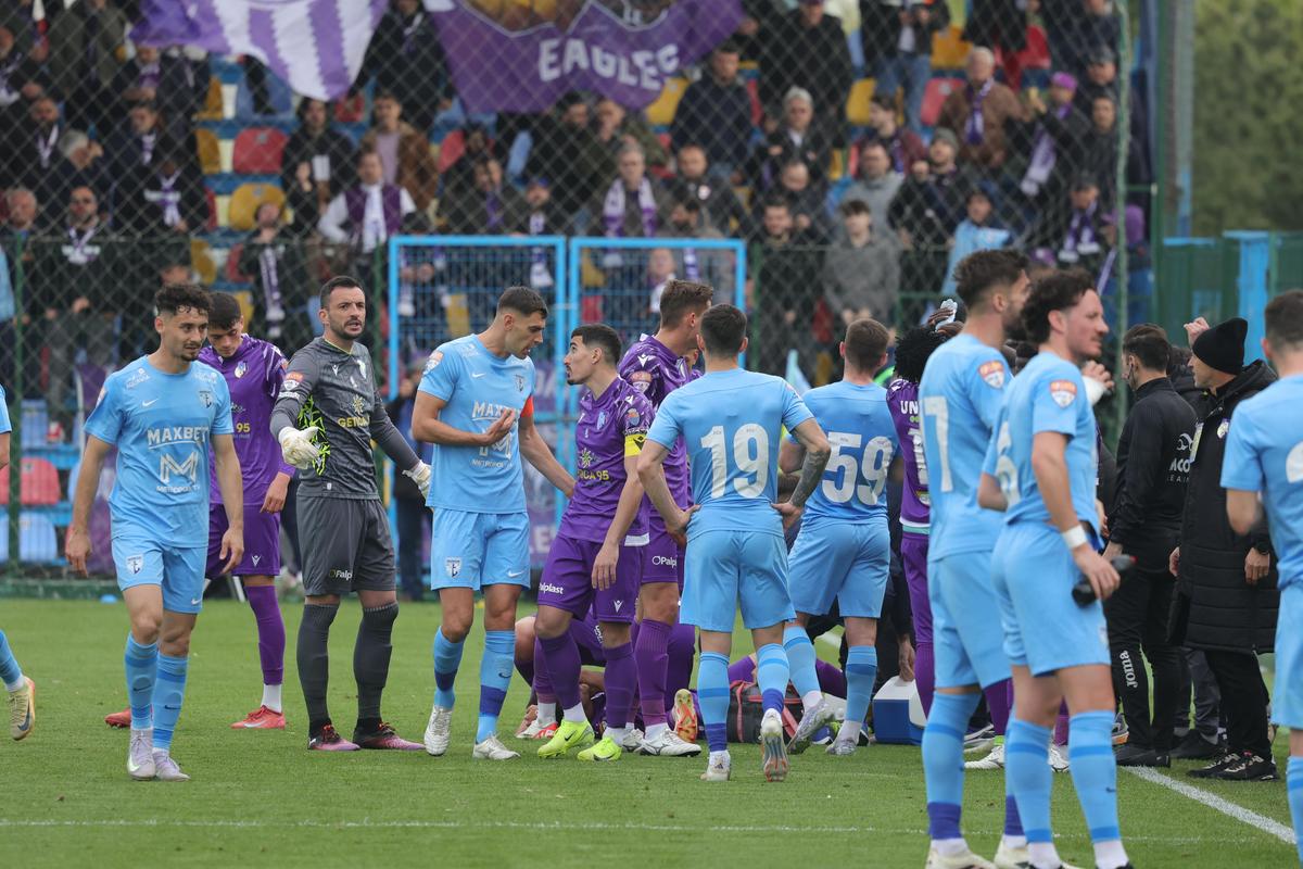 Intrare criminală în Voluntari - FC Argeș » Jucătorul accidentat, în lacrimi! A fost scos pe brațe de pe teren