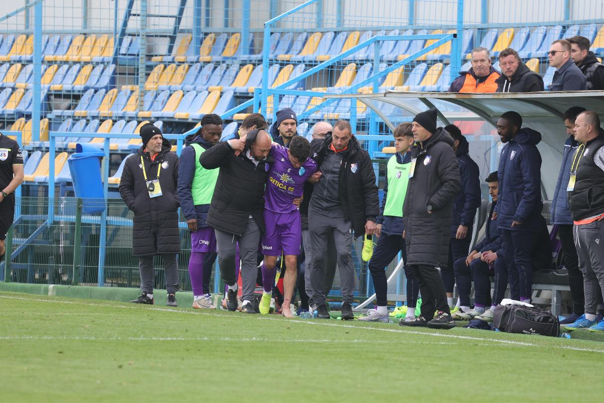 Intrare criminală în Voluntari - FC Argeș » Jucătorul accidentat, în lacrimi! A fost scos pe brațe de pe teren
