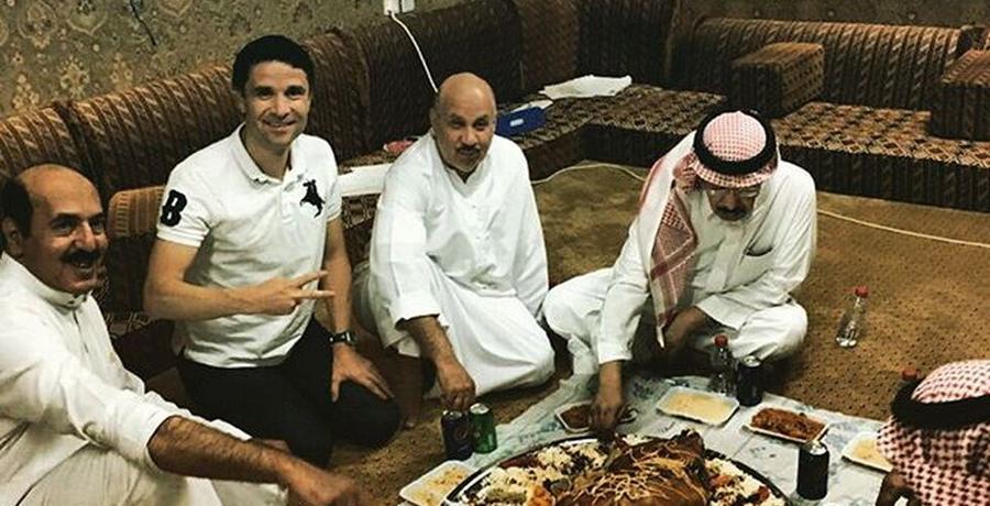Imagine inedită cu Ciprian Panait la masă în Arabia Saudită Cine este Ciprian Panait, noul antrenor al celor de la Petrolul » A fost premiat cu o cămilă, dar altul a fost șocul carierei: „N-aș accepta un milion de dolari pe zi!”