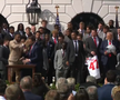 JD Vance a scăpat trofeul chiar în fața lui Donald Trump