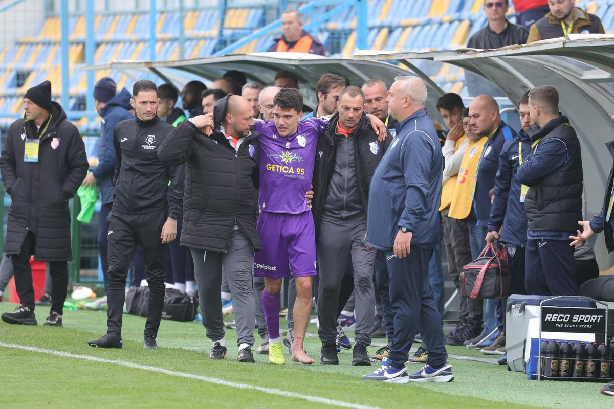 Intrare criminală în Voluntari - FC Argeș » Jucătorul accidentat, în lacrimi! A fost scos pe brațe de pe teren