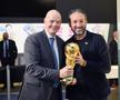 Gianluca Zambrotta, prezentând trofeul mondial alături de Gianni Infantino, președintele FIFA / Foto: Imago