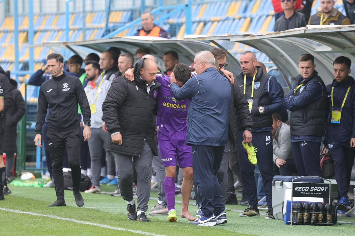 Intrare criminală în Voluntari - FC Argeș » Jucătorul accidentat, în lacrimi! A fost scos pe brațe de pe teren