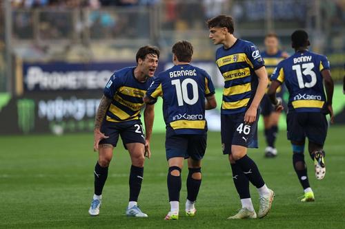 Giovanni Leoni (dreapta) sărbătorește golul marcat pentru Parma de Adrian Bernabe în remiza cu Inter (2-2) / Foto: Imago