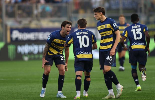 Atenție, Chivu! Jucătorul neglijat de fostul antrenor al Parmei a pătruns pe radarul a doi granzi din Serie A!