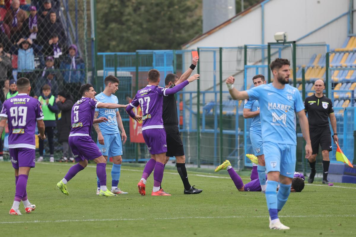 Intrare criminală în Voluntari - FC Argeș » Jucătorul accidentat, în lacrimi! A fost scos pe brațe de pe teren