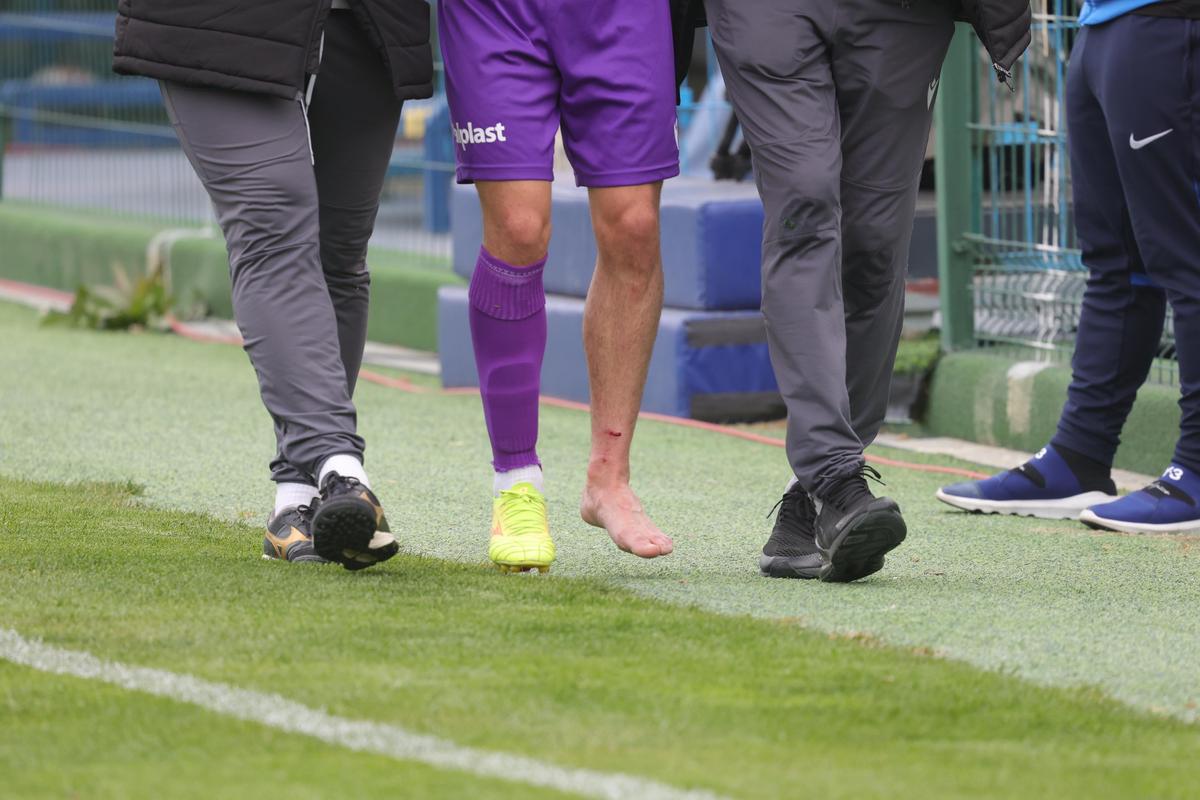 Intrare criminală în Voluntari - FC Argeș » Jucătorul accidentat, în lacrimi! A fost scos pe brațe de pe teren