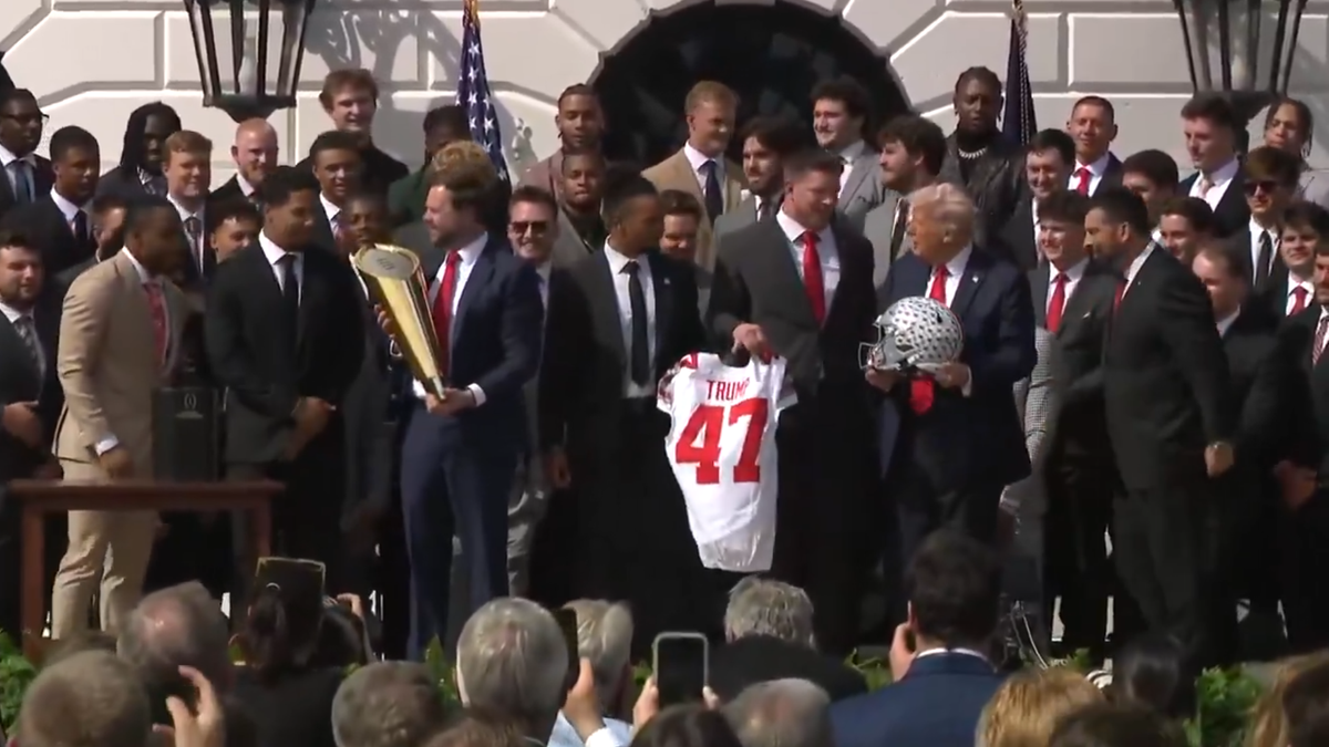 JD Vance a scăpat trofeul chiar în fața lui Donald Trump