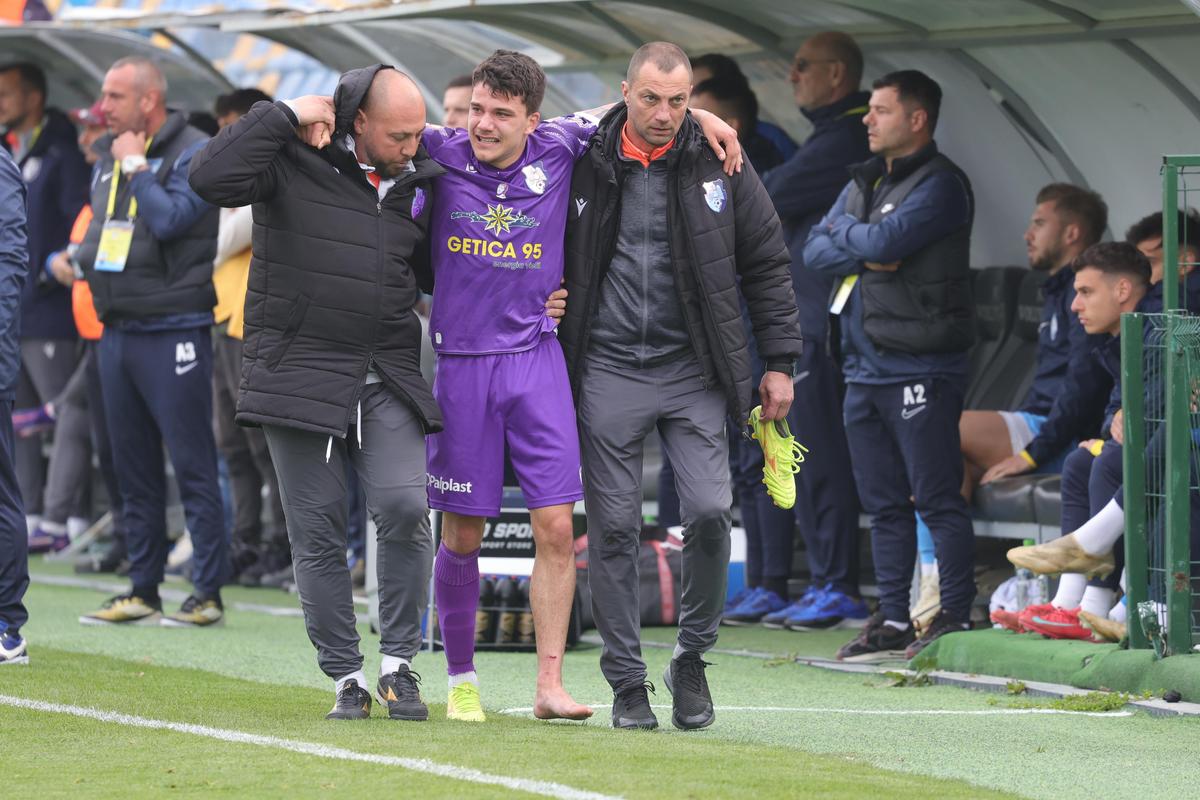 Intrare criminală în Voluntari - FC Argeș » Jucătorul accidentat, în lacrimi! A fost scos pe brațe de pe teren