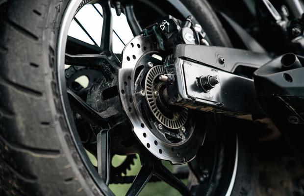 Cei mai importanți factori de luat în considerare la achiziționarea anvelopelor moto online în România