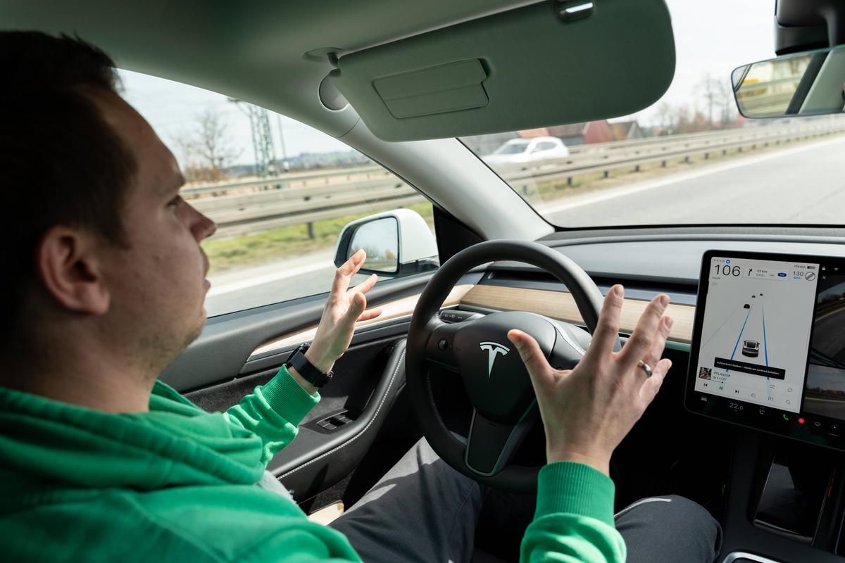Moment istoric: prima țară din Europa care a autorizat modelele Tesla care se conduc singure