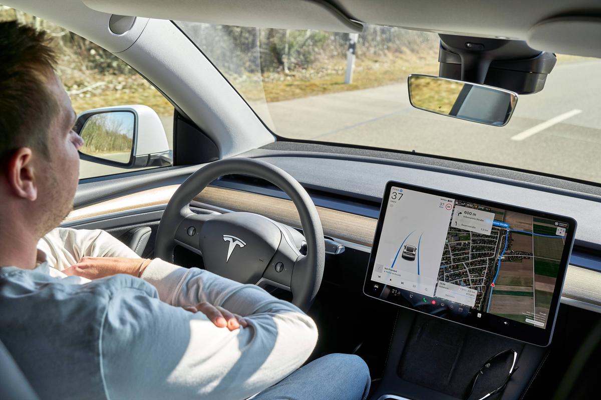 Moment istoric: prima țară din Europa care a autorizat modelele Tesla care se conduc singure