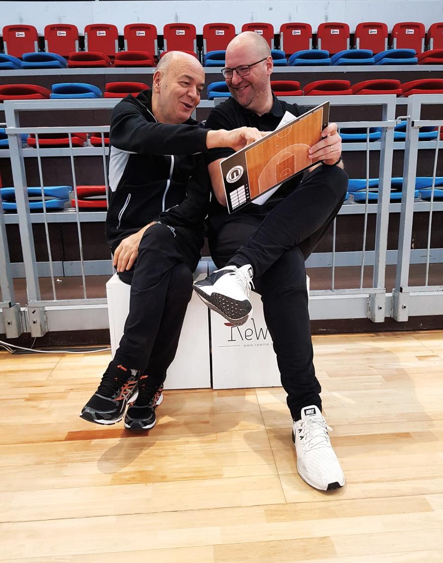 Dusko Vujosevic și Mihai Silvășan, în Arena Antonio Alexe din Oradea/Foto: u-bt.basketball Pivotul lui U-BT Cluj-Napoca a dezvăluit o coincidență uimitoare din ziua în care a murit legenda lui Partizan Belgrad: „Am fost în șoc”