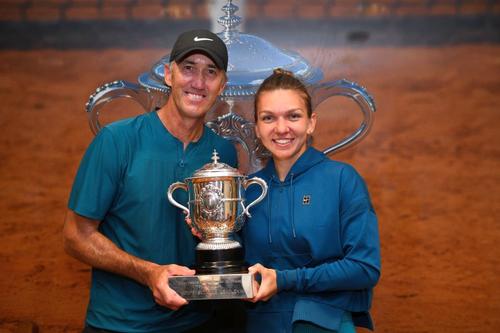 Simona Halep, alături de Darren Cahill după victoria de la Roland Garros  // sursă foto: Guliver/gettyimages