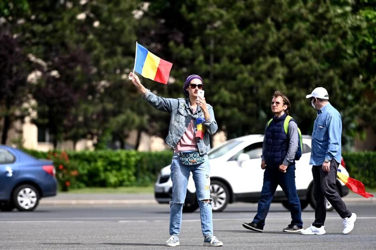 Protest anti-guvern în București » Câteva sute de persoane au fost în Piața Victoriei: „Acești oameni își riscă sănătatea”