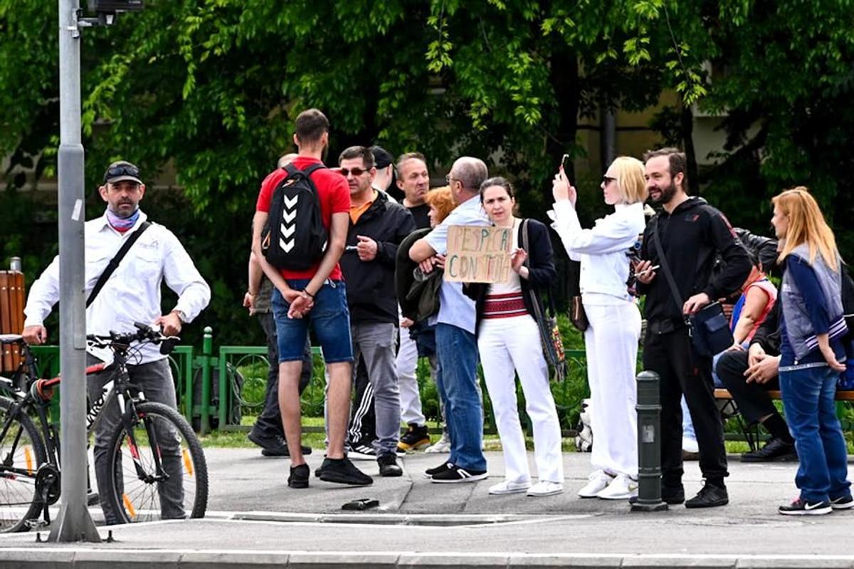 Protest anti-guvern în București » Câteva sute de persoane au fost în Piața Victoriei: „Acești oameni își riscă sănătatea”
