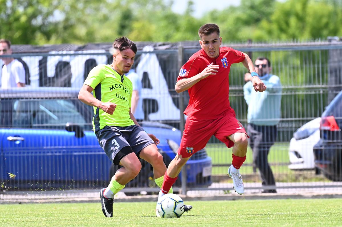 Jucătorii Stelei au sărbătorit victoria cu fanii! Suporterii n-au uitat de FCSB și l-au înjurat pe Becali