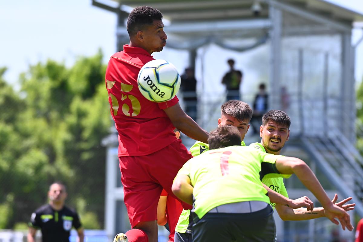 Jucătorii Stelei au sărbătorit victoria cu fanii! Suporterii n-au uitat de FCSB și l-au înjurat pe Becali