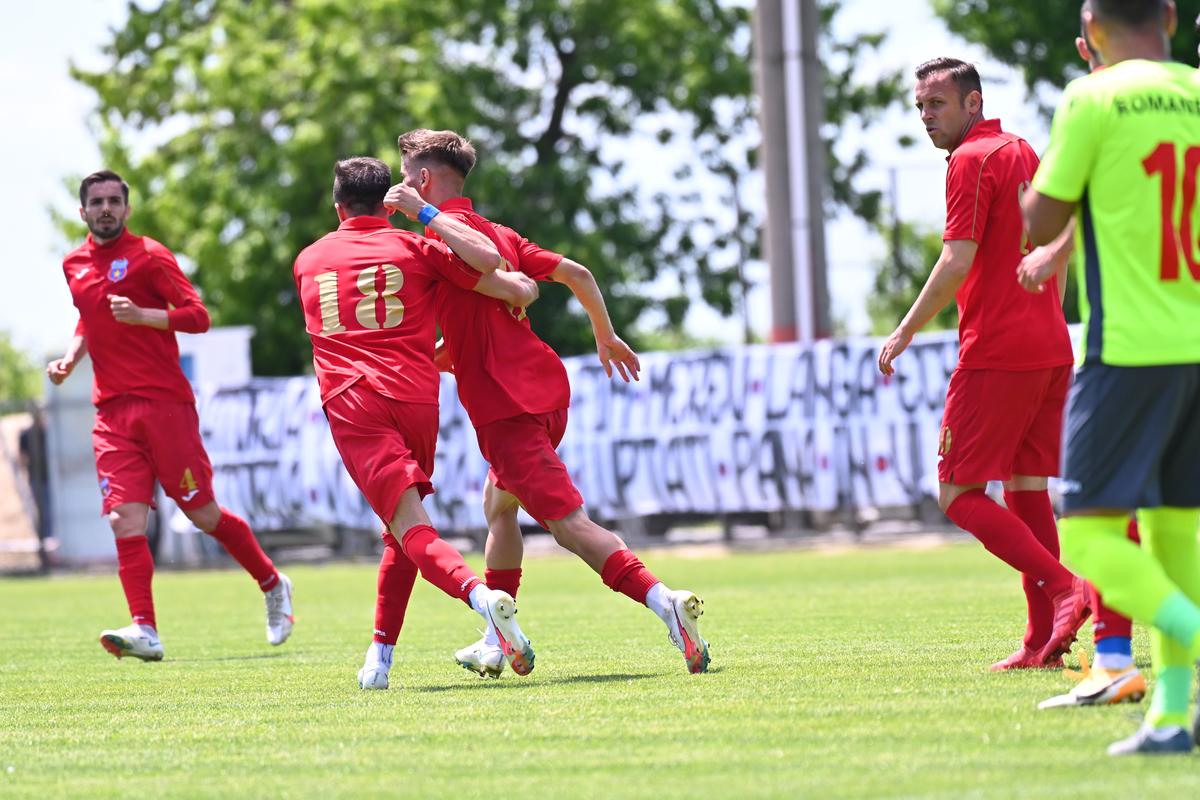 Jucătorii Stelei au sărbătorit victoria cu fanii! Suporterii n-au uitat de FCSB și l-au înjurat pe Becali