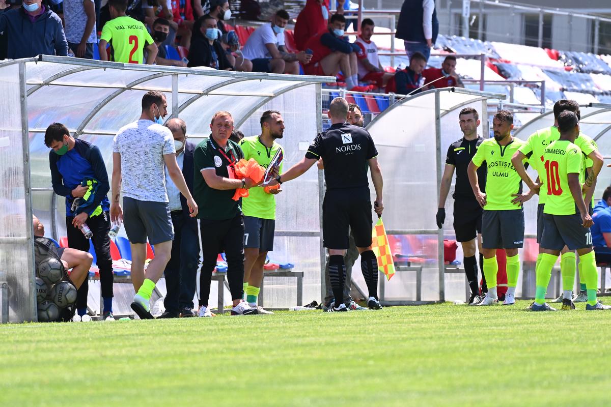 Jucătorii Stelei au sărbătorit victoria cu fanii! Suporterii n-au uitat de FCSB și l-au înjurat pe Becali