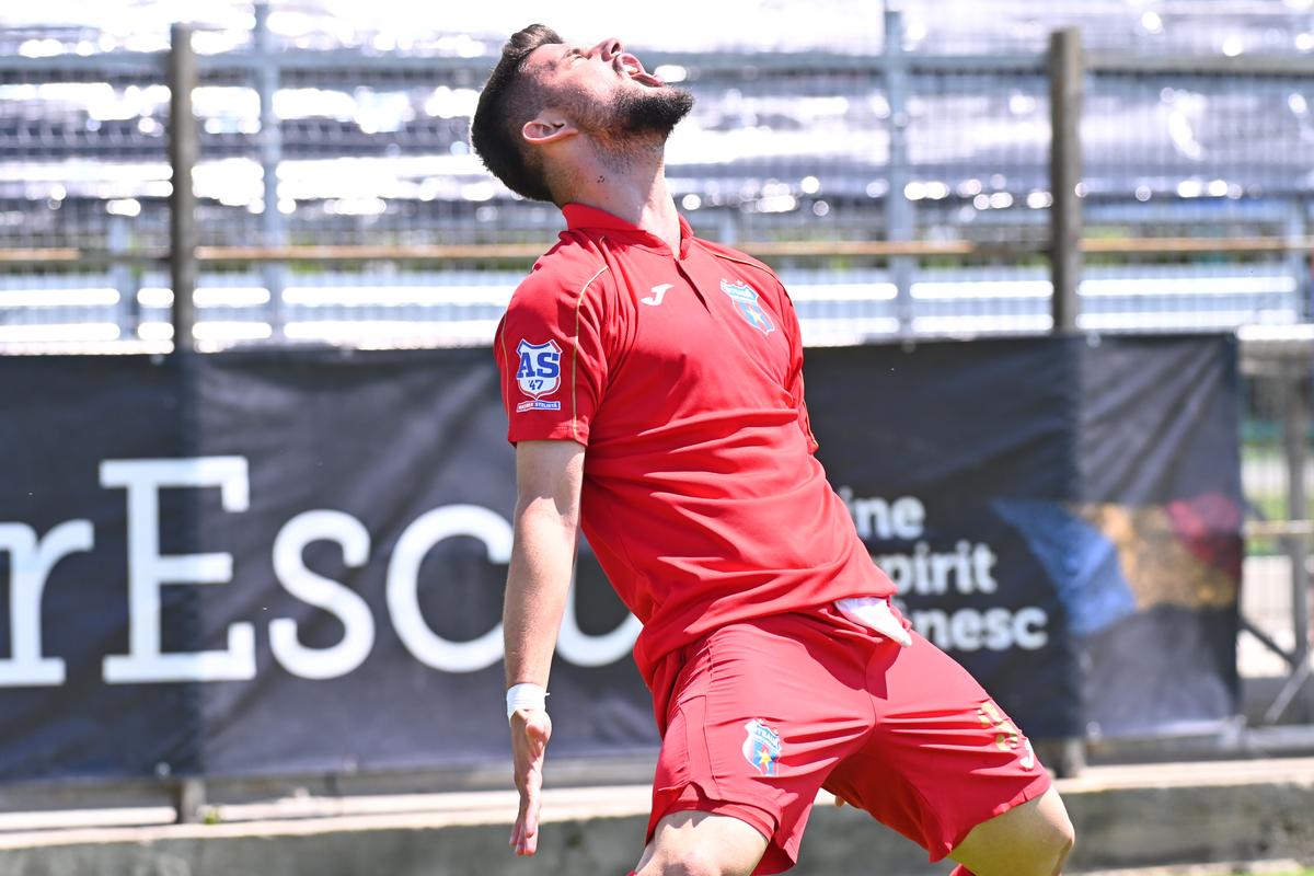 Jucătorii Stelei au sărbătorit victoria cu fanii! Suporterii n-au uitat de FCSB și l-au înjurat pe Becali